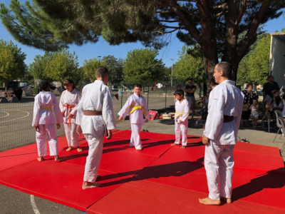 Démonstration de Judo - 4 jeunes judokas et 2 judokas ceinture marron - Forum des associations 2023